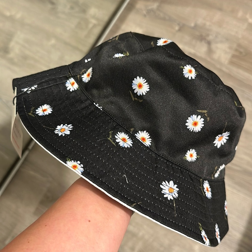 NWT: Alice + Olivia - Sunflower Reversible Bucket Hat - inside is white